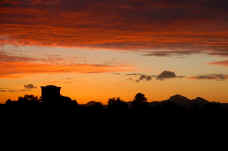 Thursday_Tucson_sunset001.jpg (45695 bytes)
